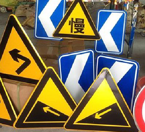 福贡标识标牌中颜色的确定是很重要的。